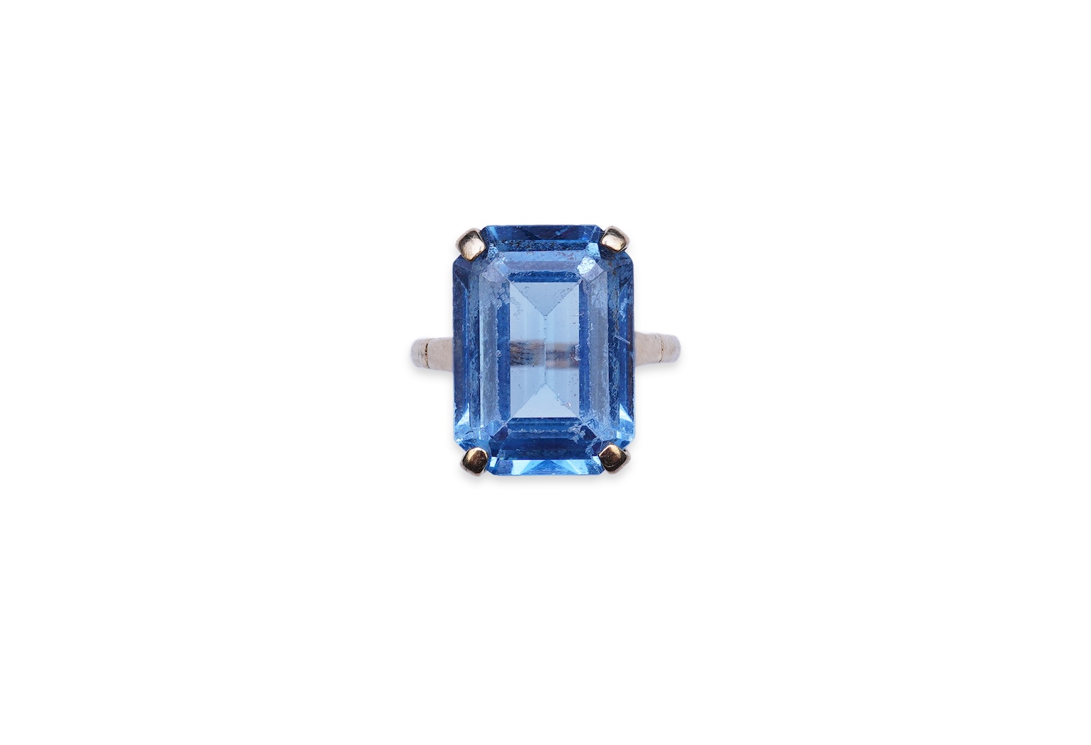 A synthetic blue spinel ring